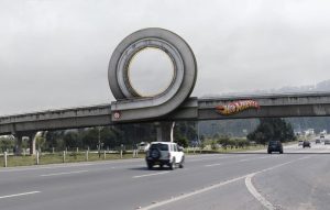 Iklan billboard kreatif hotwheels