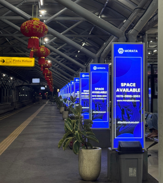 iklan di stasiun kereta api